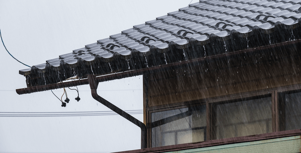 外壁や屋根の劣化を放置すると雨漏りに繋がることも